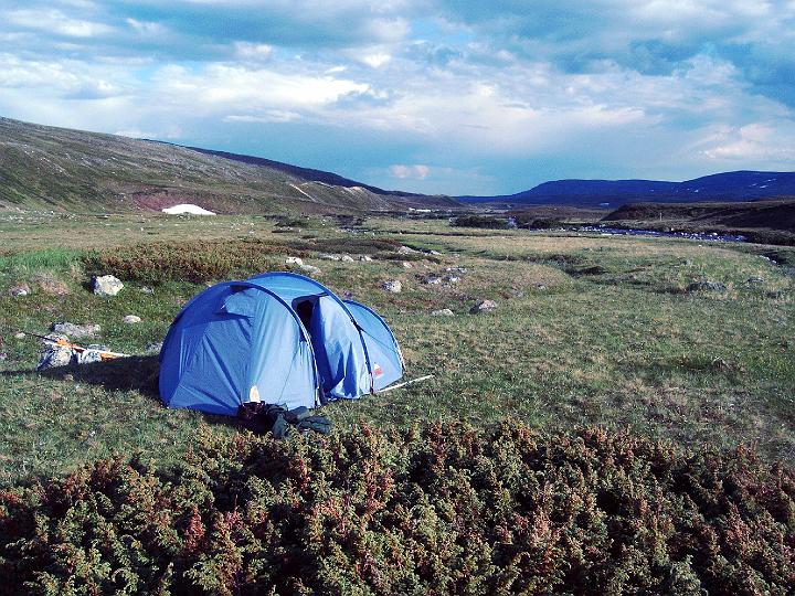 w Leiri Valtijoella.jpg - Kalastusleirimme Valtijoen yläjuoksulla.